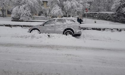 Auto nel fosso sulla Provinciale, spavento per una donna FOTO