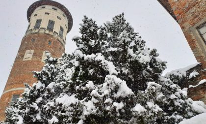 La neve imbianca Merate, la torre e le piazze offrono scorci emozionanti FOTO