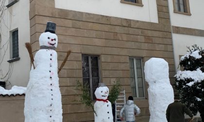 Follie da nevicata: altro che pupazzi, ecco i giganti di neve! FOTO e VIDEO