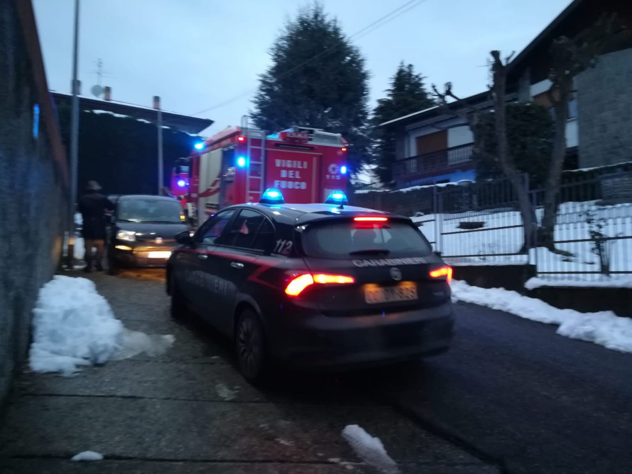 Incendio, brucia il tetto di un complesso di case FOTO