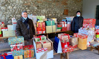 Le scatole di Natale scaldano il cuore delle famiglie in difficoltà FOTO