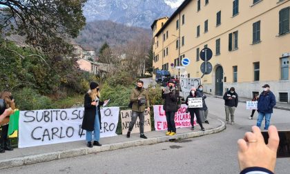 Carlo Gilardi, manifestazione fuori dalla Rsa dove è ricoverato FOTO