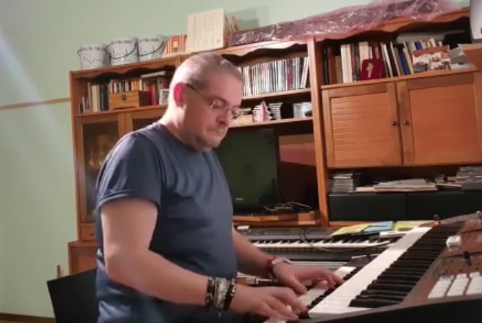 Il Buon Natale del sacrestano di Merate con voce, musica e… cuore VIDEO