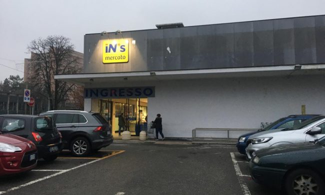 Cassiera ventenne affronta e mette in fuga rapinatore armato: “Non mi dai i soldi? Sei matta”