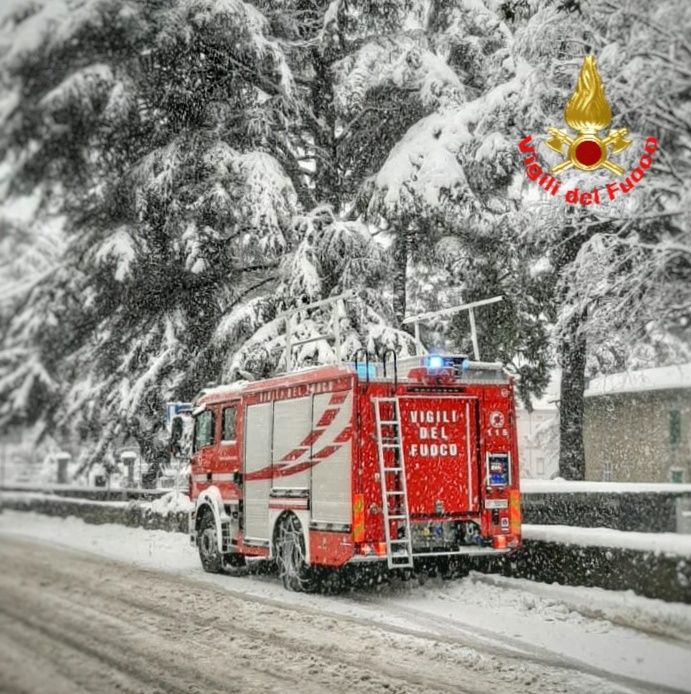 Neve e disagi, giornata di superlavoro per Vigili del fuoco e soccorritori FOTO