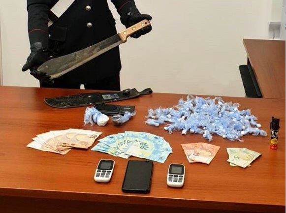Droga, spray al peperoncino e un machete: 24enne in manette
