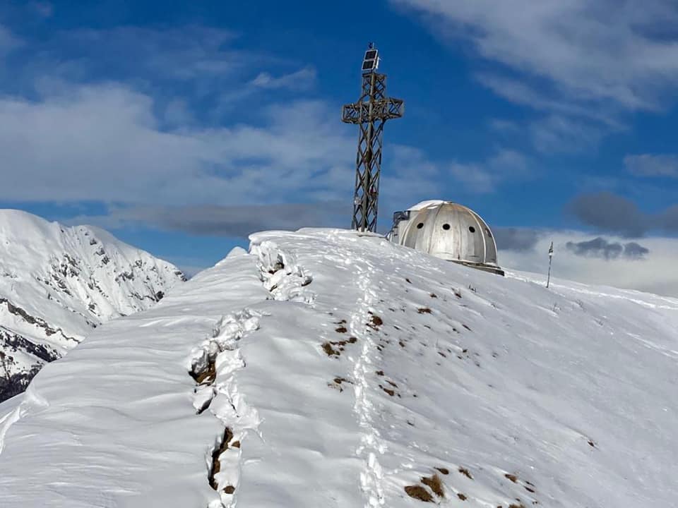Grosso distacco nevoso sul monte Due Mani