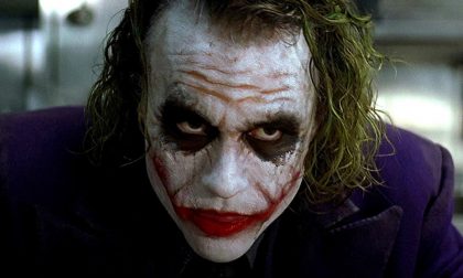 Folle gioco tra adolescenti: si fa sfregiare il viso dal fidanzato per avere "il sorriso di Joker"