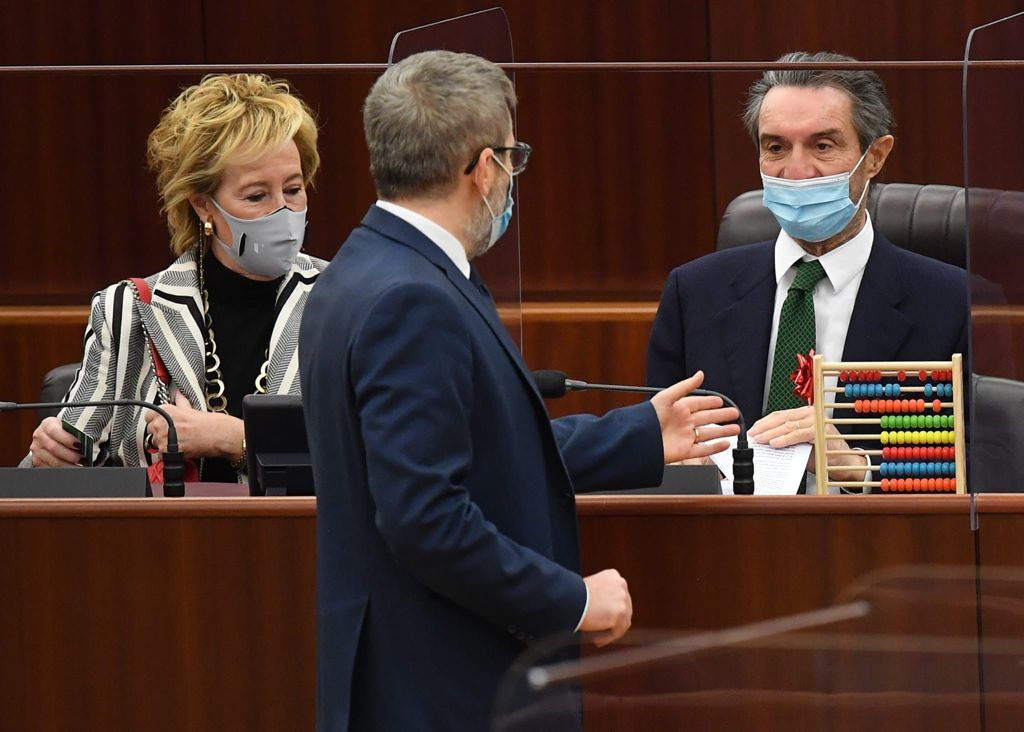 Lombardia zona rossa, donato un pallottoliere a Fontana. Straniero: “Vogliamo i numeri”