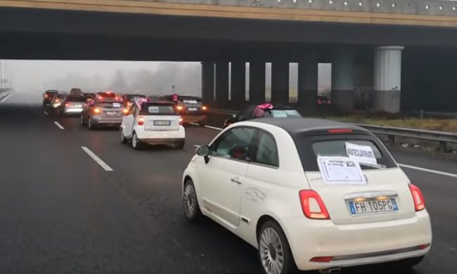 Il corteo funebre dei ristoratori brianzoli in protesta  blocca la Statale 36
