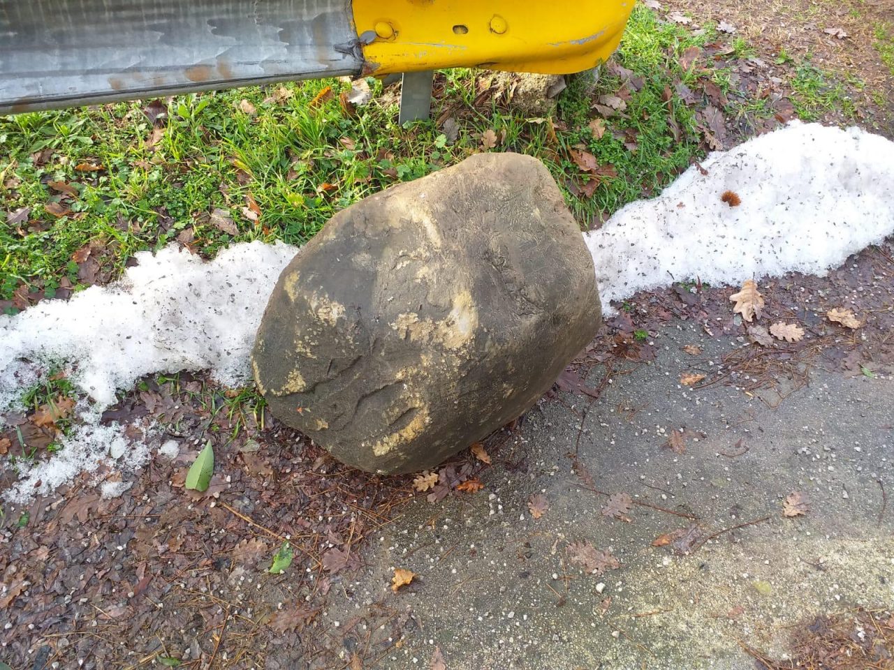 Piove un masso sulla Provinciale FOTO