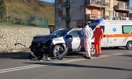 Inversione illegale sul provinciale, furgone si schianta contro un'auto FOTO