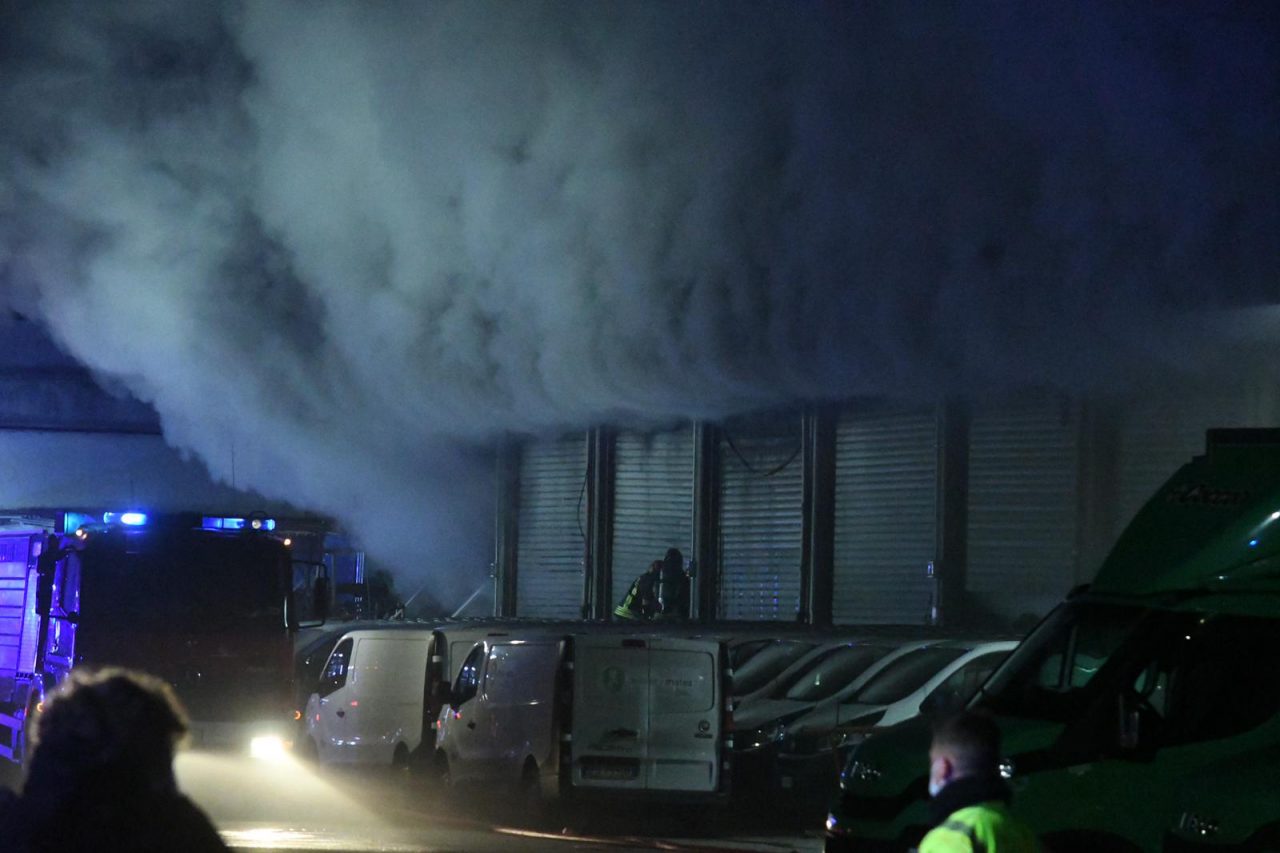 Brucia magazzino Amazon, dipendenti salvati da ambulanza di passaggio FOTO E VIDEO