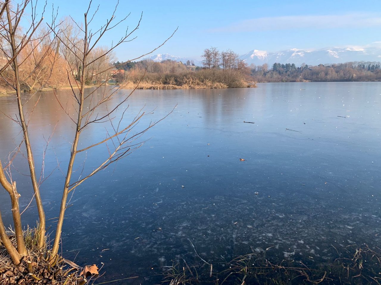 La magia del lago ghiacciato, lo spettacolo della natura che incanta ogni volta