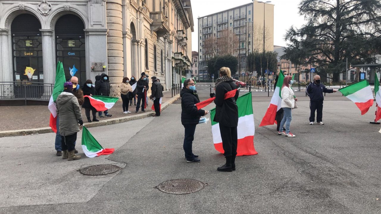 Nonostante la sua richiesta di silenzio ancora una manifestazione in piazza in cui si è parlato di Carlo Gilardi