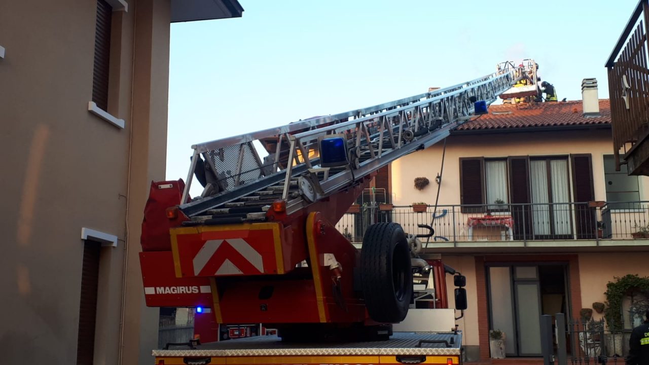 A fuoco il tetto di una casa: le immagini dell’intervento dei pompieri