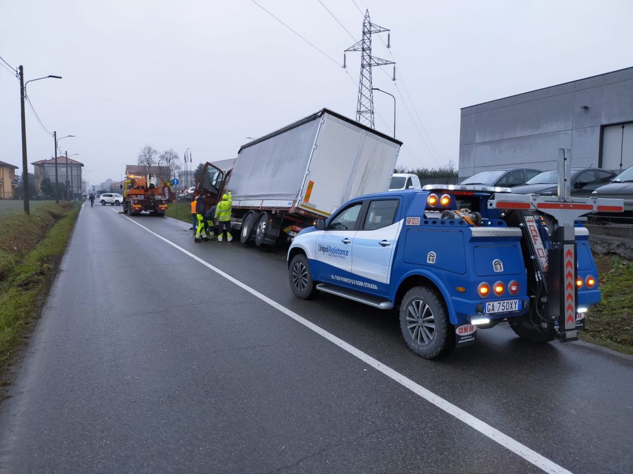 Camion esce di strada e finisce nel fossato, provinciale bloccato per tutta la mattina