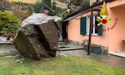 Un masso si stacca dalla montagna e finisce contro una casa