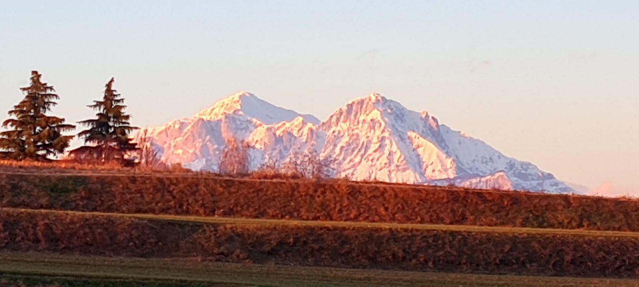 Lo spettacolo delle Grigne poco prima del tramonto: le magnifiche immagini dalla Brianza