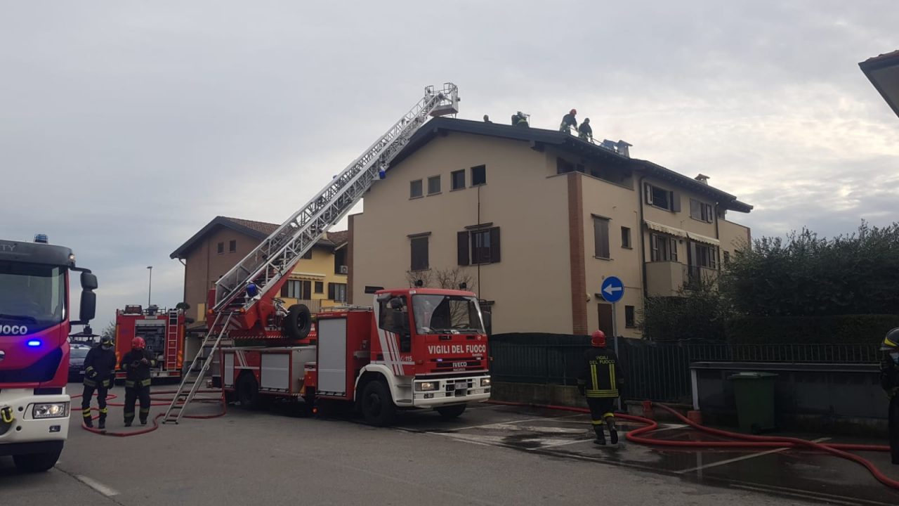 Incendio sul tetto di una palazzina: Vigili del Fuoco in azione