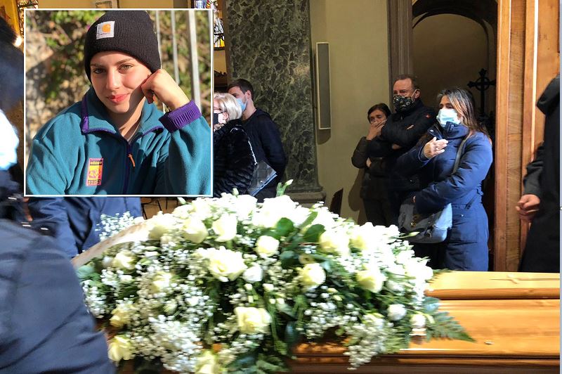 L’addio a Camilla tra libri, la sua chitarra, la macchina fotografica e la veste da chierichetta