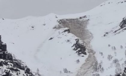 Immagini impressionanti documentano il distacco nevoso sul Monte Due Mani