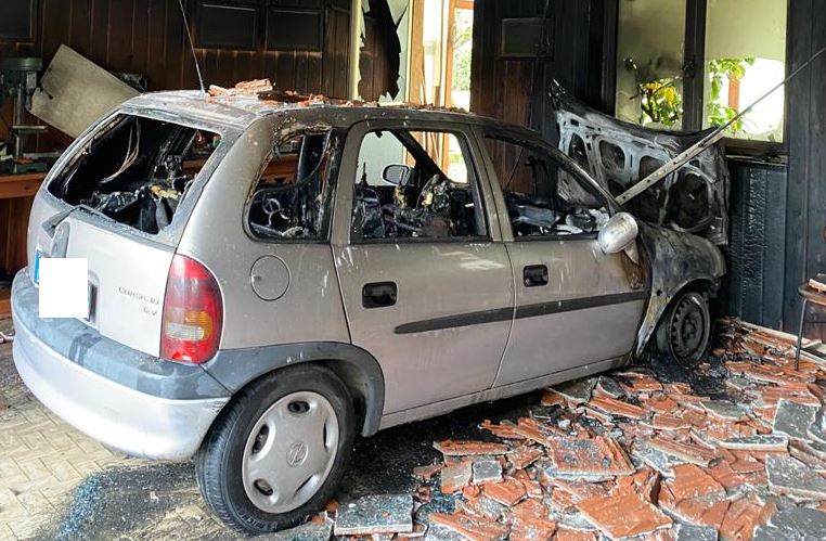 Auto in fiamme in un box: rogo domato dai Vigili del Fuoco FOTO