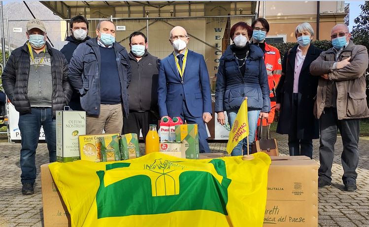 Coldiretti consegna pacchi alimentari alle famiglie bisognose