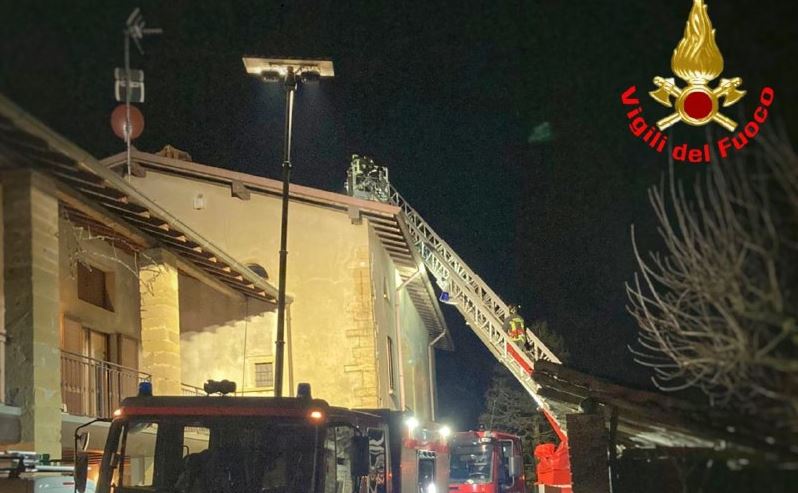 Incendio canna fumaria: intervento dei Vigili del Fuoco