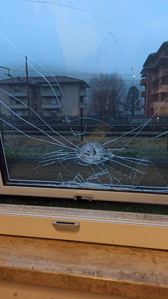 Furto a scuola: scardinate le porte e rubati diversi computer. Le immagini dell’istituto messo a soqquadro