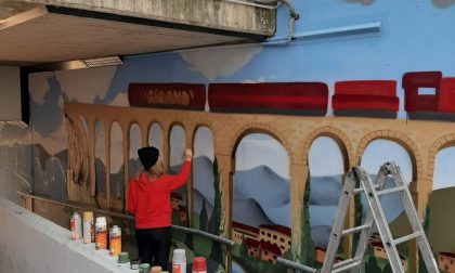 Murales, a Cisano continua il lavoro dei giovani artisti nel sottopassaggio della stazione FOTO