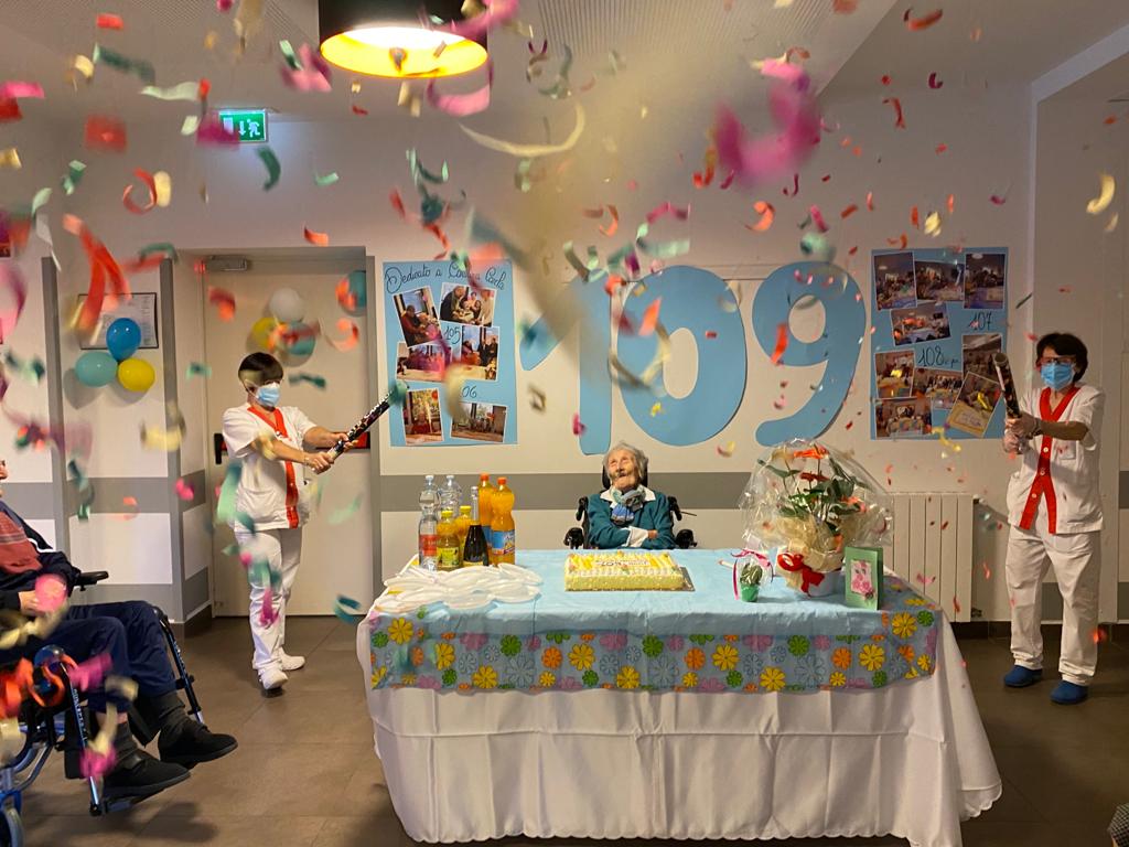 Compie 109 anni e si vaccina contro il Covid