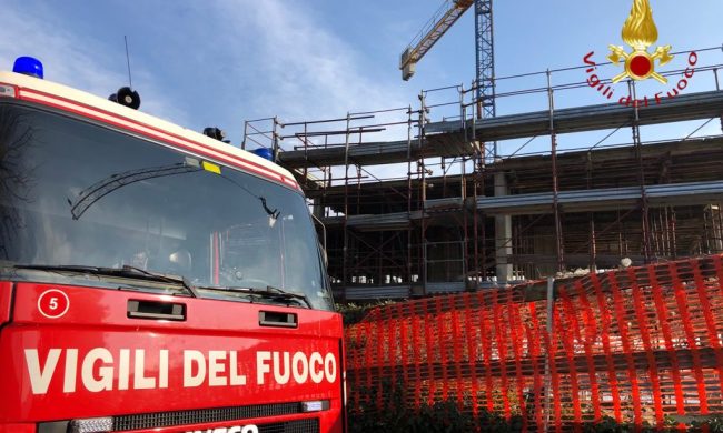 Tredicenne cade da un ponteggio di un cantiere nel Comasco: è gravissima