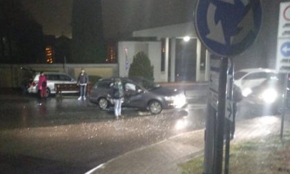 Incidente davanti al cimitero, auto sullo spartitraffico FOTO