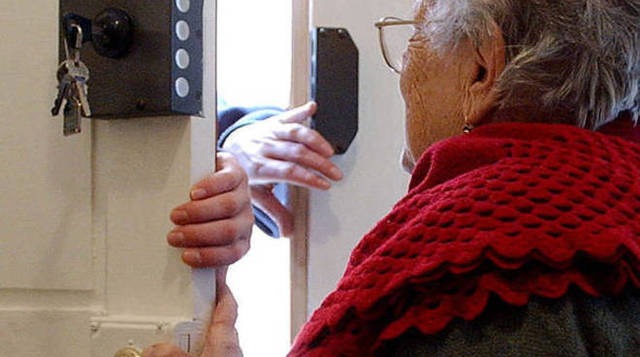 Si fingono addetti del Comune e tentano la truffa