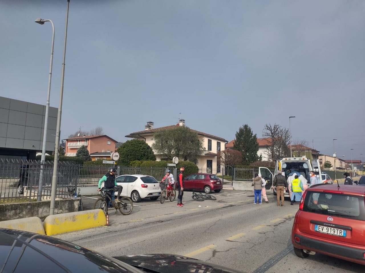 Ciclista investito da un’auto sulla Provinciale