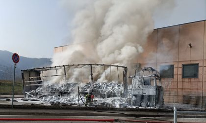 Incendio nel cortile di una ditta: le impressionanti immagini del camion divorato delle fiamme