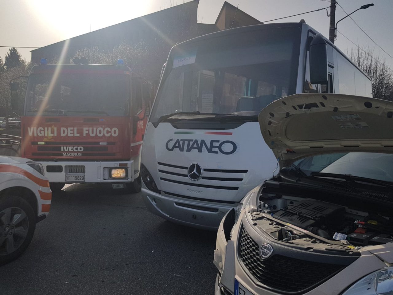 Scontro tra pullman e auto all’incrocio: due feriti in condizioni serie