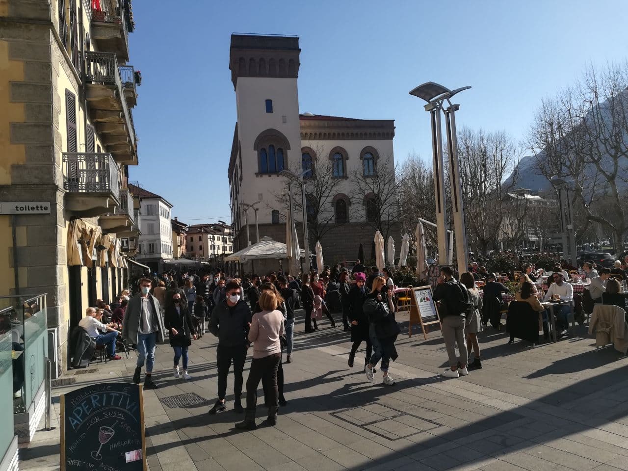 Traffico, bar pieni, file in gelateria… l’ultimo giorno in zona gialla dei lecchesi