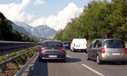 Tutti in coda verso il lago e la montagna nell'ultimo giorno in zona gialla