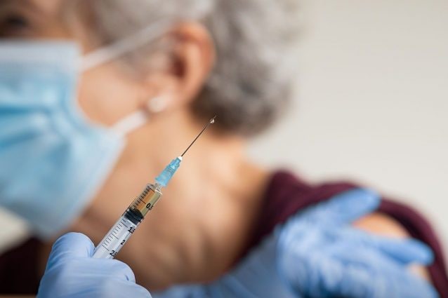 Caos vaccini: il Cda di Aria si dimette in blocco