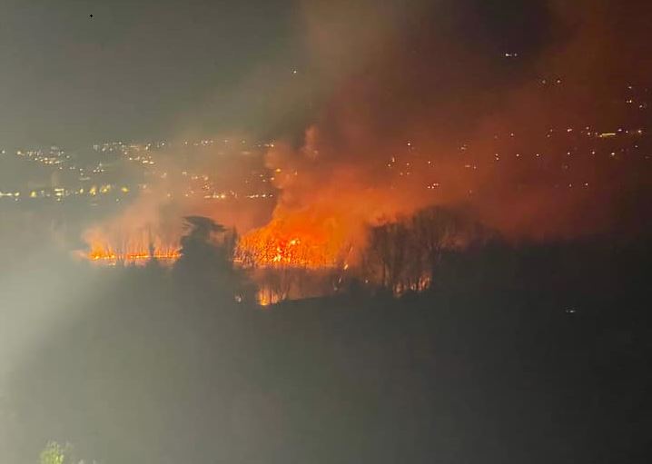 Maxi incendio in riva al lago: mobilitati i Vigili del Fuoco da Lecco, Merate, Bellano e Valmadrera
