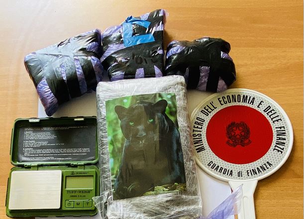 Maxi blitz della Finanza: 10 arrestati e 4 chili  coca e hashish sequestrati. Ultrasettantenni  usati come corrieri della droga