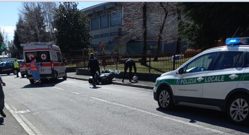 Si schianta in moto: centauro in condizioni serie