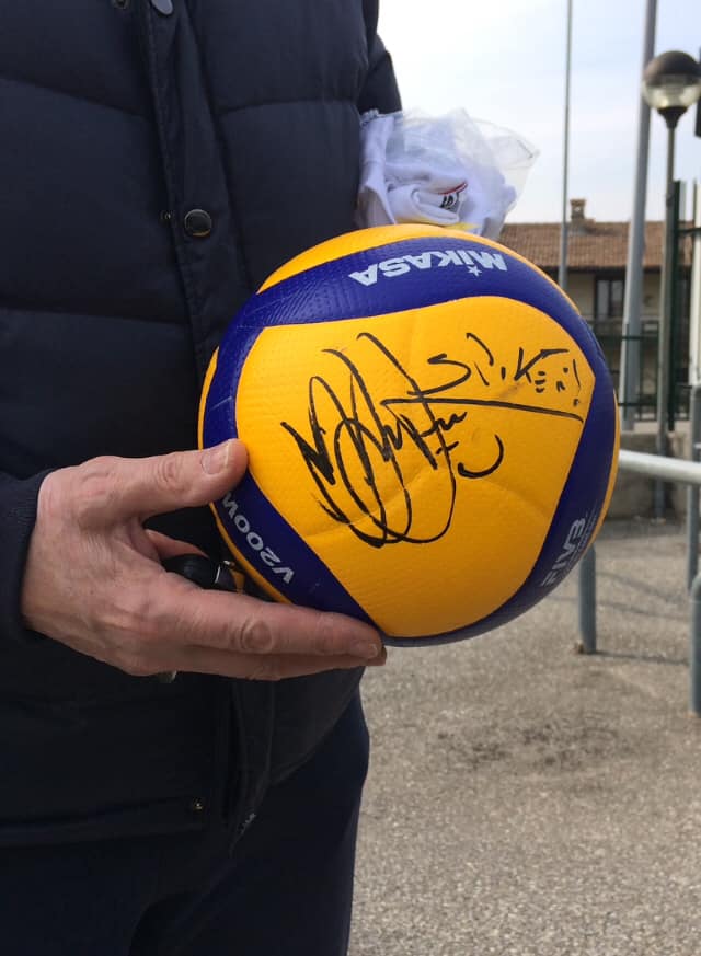 Il pallone della finale di Coppa Italia di volley va all’asta per beneficenza