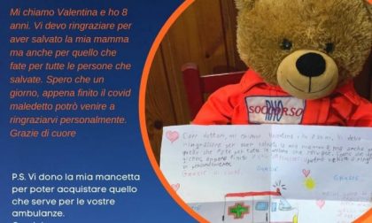 I soccorritori salvano la madre e la bimba regala loro la paghetta