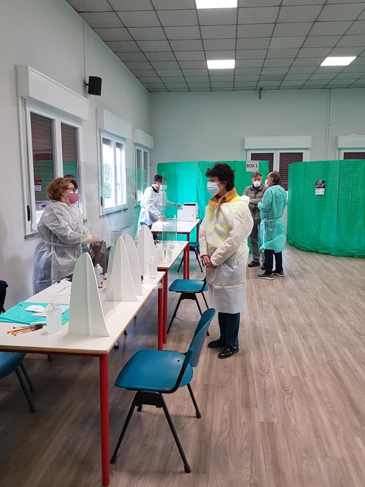 Centro vaccinale Olgiate, un bombardamento di mail alla Moratti per farlo riaprire