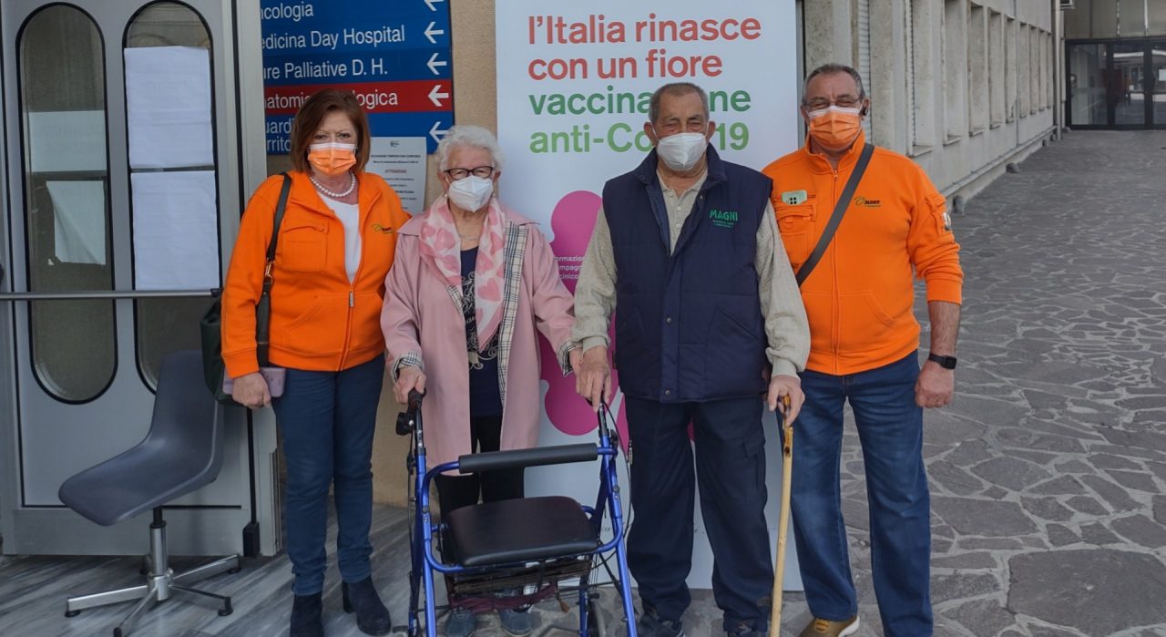 Sposati da 62 anni, si vaccinano insieme contro il Covid