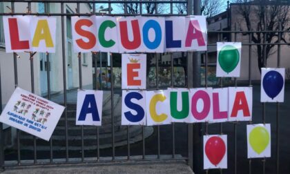 "La scuola è a scuola": la protesta pacifica dei genitori