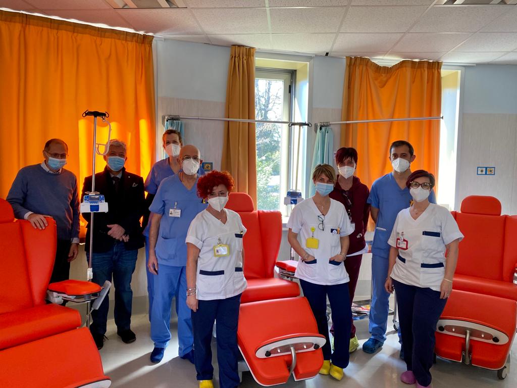 La Fondazione Rockefeller dona nove poltrone  per l’infusione di farmaci al Mandic e al Manzoni